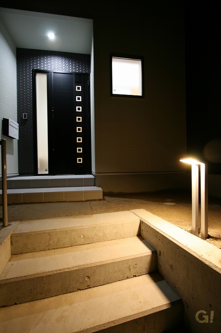 家族とゲストを温かく迎える灯りが美しいシンプルモダンな玄関