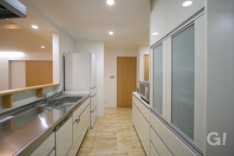 注文住宅の機能性とデザイン性を兼ね備えたキッチンスペースの写真