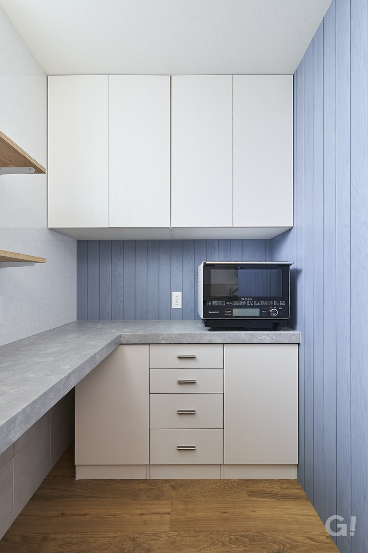 住む人の生活スタイルに合わせたオシャレな造作キッチンカウンターの写真