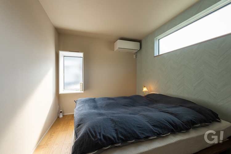 オシャレな窓が明るく心地良い抜け感も演出するスタイリッシュな寝室の写真