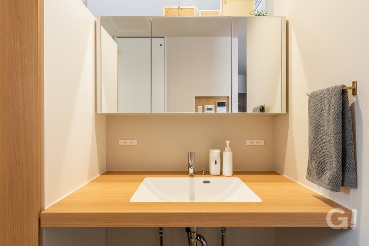 注文住宅のシンプルさが美しいホテルライクな造作洗面カウンターの写真