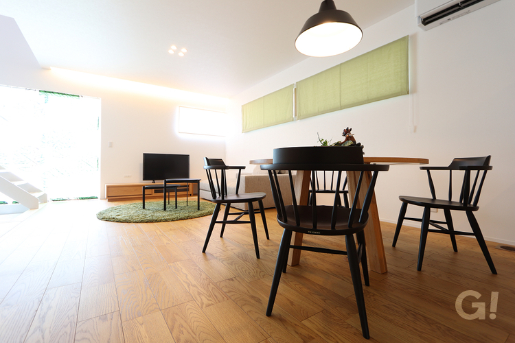 注文住宅のブラックの北欧家具がスタイリッシュで快適なＬＤＫの写真