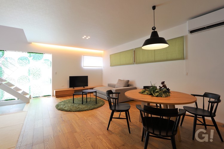 統一感のある家具とグリーンをアクセントカラーにしたすっきりとしたLDK