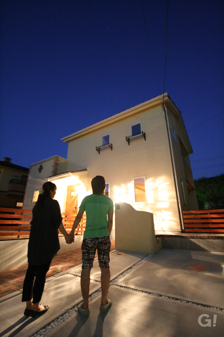 夜のライトアップがリゾート感あふれる注文住宅の南欧風外観のお家の写真
