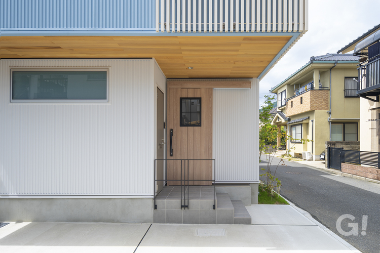 注文住宅の暮らしやすさもうかがえるスタイリッシュな玄関アプローチの写真