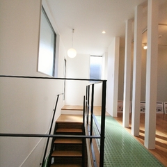 注文住宅の高窓の光を満喫する明るく快適な廊下スペース