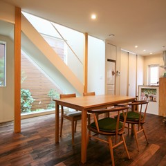 注文住宅の庭の緑に癒されるスタイリッシュなリビングダイニング