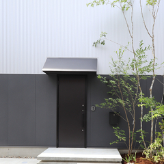 注文住宅の品格の感じさせる美しくモダンな玄関アプローチ