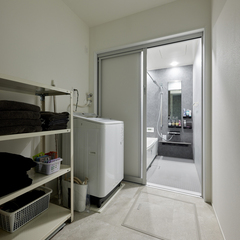 家事動線も快適♪注文住宅のシンプルモダンスタイルの水回り空間