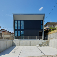 青空に映える姿がカッコいい！直線に繋がるキューブ型で日当たり良好が嬉しいシンプルモダンな家