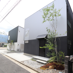 シンボルツリーの緑にも癒される！キューブ型でモノトーンがカッコいい規格住宅