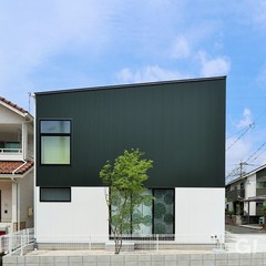 直線に繋がるキューブ型がお洒落◎バイカラーが目を惹くシンプルな外観
