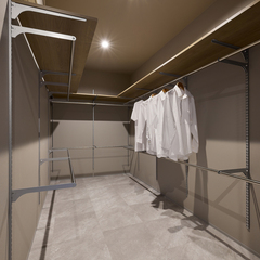 大容量収納がいいアースカラーで落ち着きあるシンプルモダンなファミリークローゼット