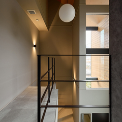 ホテルライクで優雅な雰囲気に浸れるシンプルモダンな2階ホール