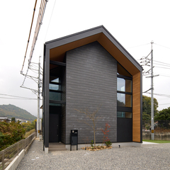 個性あるカタチで堂々とした姿を魅せてくれるシンプルモダンな家