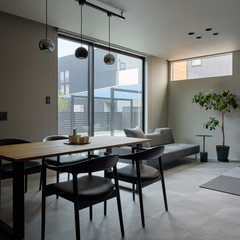 心穏やかにゆっくり時が流れるシンプルモダンなリビング