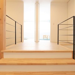 優しい空気感がいい！子供部屋へと誘導してくれるナチュラルな2階廊下