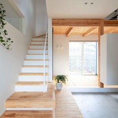 木の質感あふれるシンプルな階段のある注文住宅