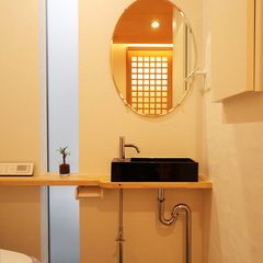 和の安らぎにそっと包み込まれるシンプルモダンなトイレ