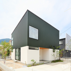 縦に繋がるスタイリッシュなデザイン住宅