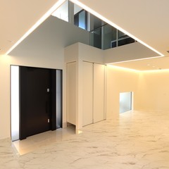 高級感漂う！優雅な雰囲気でお出迎えしてくれるシンプルモダンな玄関ホール