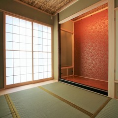 日本古来の優秀建築資材竹細工天井が見守る美しい和室