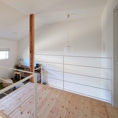 北欧モダン住宅の天然木が温かみを前面にだしたスキップフロアー