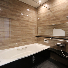 流行の木目調に囲まれた高性能住宅の浴室