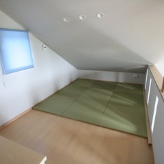 まるで秘密基地のような屋根裏部屋♪