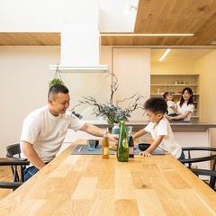 オシャレな北欧テイストのダイニング。憧れのアイランドキッチンからは家族団らんを見守れます。