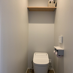 パステルグレーのデザインクロスが落ち着くシンプルなトイレ