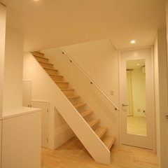 暮らしに便利な収納のあるシンプルな階段