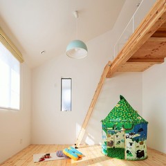 隠れ家のようなロフトがある北欧風な子供部屋