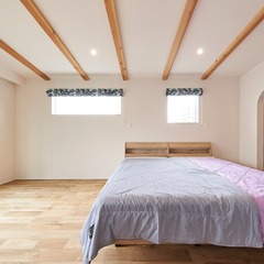 大人シックなクロス＆アーチ型が可愛い収納スペースに続く北欧モダンな寝室