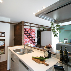 キッチンからの眺めが自慢のリビングダイニング