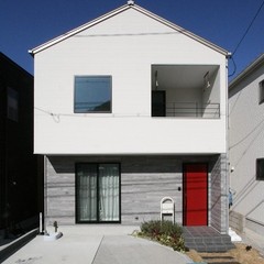 三角屋根の立体感あるおしゃれな外観