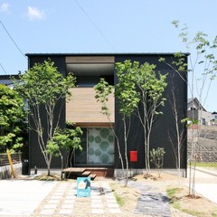 お庭のグリーンが映えるスタイリッシュなキューブ型のお家