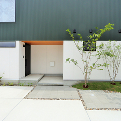 素材で分けたツートンが素敵！！モダンで品格のある外構のお家