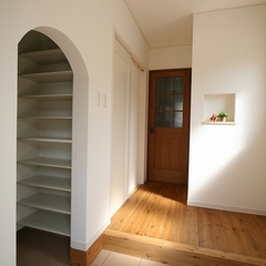 アーチがオシャレ！！ウォークインシューズクロークがある明るく清潔感のある玄関