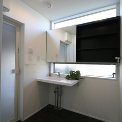 注文住宅の心地良い高窓がデザインするシンプルモダンな洗面所