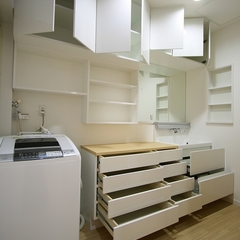 収納力抜群◎！家事楽に繋がる明るくスタイリッシュなランドリールーム