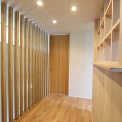 心地よい抜け感で緩やかに間仕切る造作家具