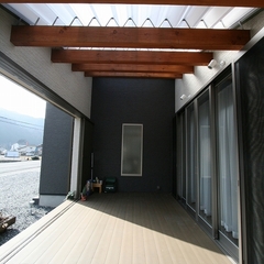 外と気軽に繋がる注文住宅のアウトドアリビングがある暮らし