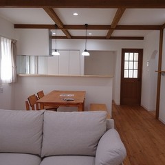 注文住宅の梁がオシャレなアクセントになる心地よいＬＤＫ
