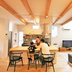 注文住宅のおしゃれな造作キッチンが中心となる快適なおうち時間