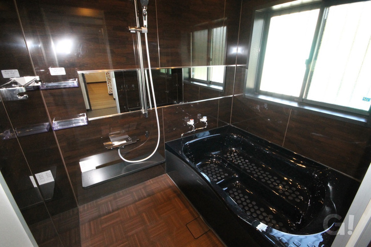 艶のあるシックなカラーで質感が映えるシンプルモダンな浴室