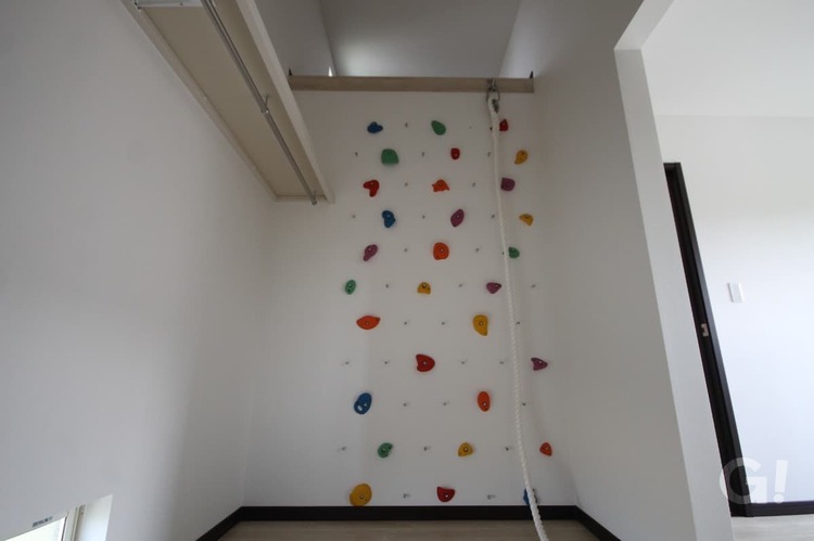 『遊び心のある空間で思いっきり楽しめるシンプルモダンな子供部屋』の写真