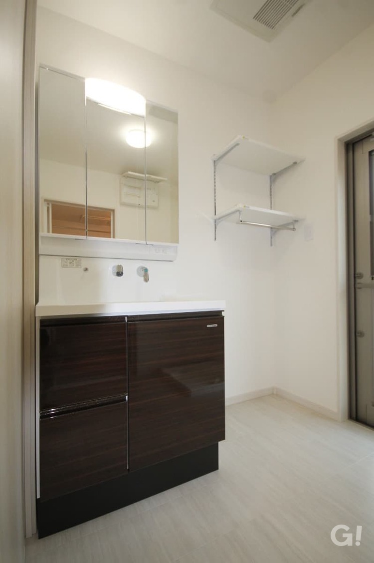 『白Xブラウンの配色が素敵な空間！シンプルモダンな洗面脱衣室』の写真