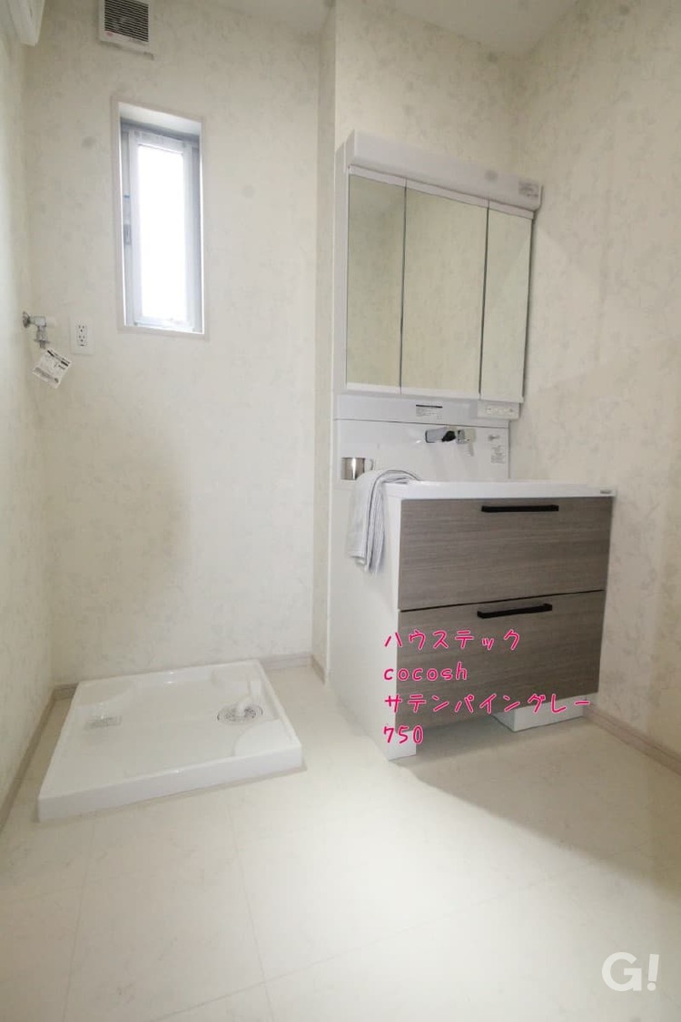 『やわらかい雰囲気広がる使い勝手の良いシンプルモダンな洗面所』の写真