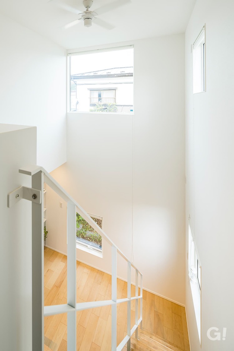 漆喰の壁が美しく白アイアン手すりがお洒落！シンプルな階段